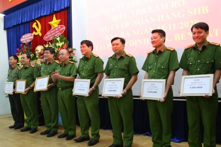 Khen thưởng các tập thể và cá nhân có thành tích xuất sắc trong phá án.