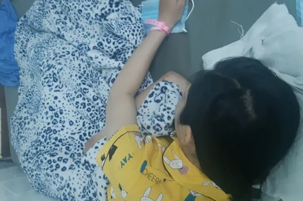 Nữ sinh Y. đang điều trị bệnh viện.