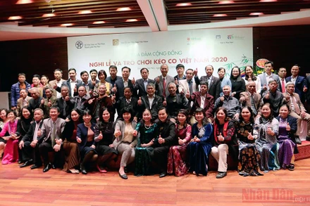 Các cộng đồng di sản kéo co gặp gỡ nhau tại buổi tọa đàm. 