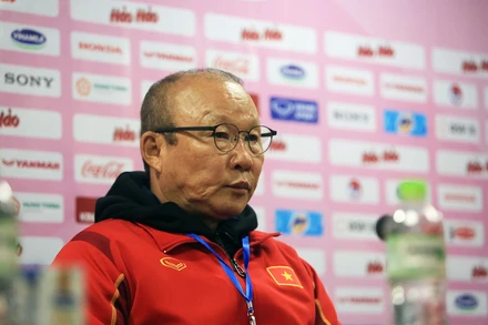 HLV Park Hang Seo đang có những đánh giá cá nhân cho từng cầu thủ. (Ảnh: VFF)