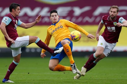 J. Rodriguez (áo vàng, Everton) tranh bóng với các cầu thủ Burnley.