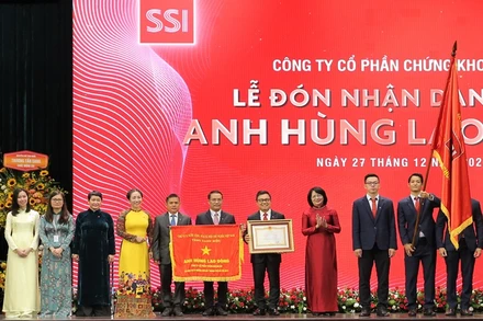 Phó Chủ tịch nước Đặng Thị Ngọc Thịnh (áo đỏ, thứ tư từ phải qua) trao danh hiệu Anh hùng Lao động thời kỳ đổi mới cho SSI. (Ảnh: CTV)