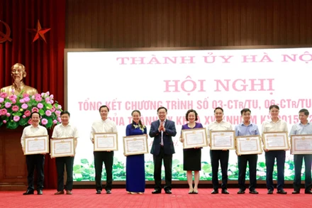 Bí thư Thành ủy Hà Nội Vương Đình Huệ tặng bằng khen cho các đơn vị có thành tích xuất sắc trong thực hiện ba chương trình công tác lớn của Thành ủy nhiệm kỳ 2015-2020.