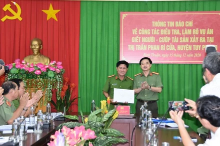 Đại tá Trần Văn Toản, Giám đốc Công an tỉnh Bình Thuận khen thưởng nóng cho Ban chuyên án về thành tích nhanh chóng điều tra phá án