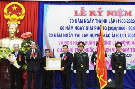 Thừa ủy quyền của Chủ tịch nước, đồng chí Nguyễn Đức Thanh, UVTƯ Đảng, Bí thư Tỉnh ủy, Chủ tịch HĐND tỉnh Ninh Thuận trao Huân chương Lao động hạng Nhì cho Đảng bộ, chính quyền và nhân dân huyện Bác Ái, vì đã có thành tích xuất sắc trong trong quá trình xây dựng và bảo vệ Tổ quốc xã hội chủ nghĩa.