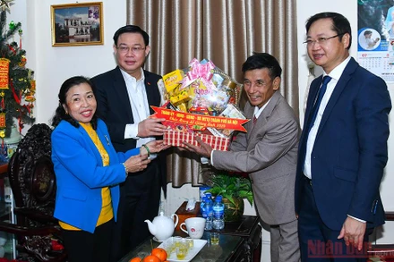 Đống chí Vương Đình Huệ tặng quà gia đình ông Nguyễn Văn Thiệu nhân dịp Lễ Giáng sinh năm 2020. 
