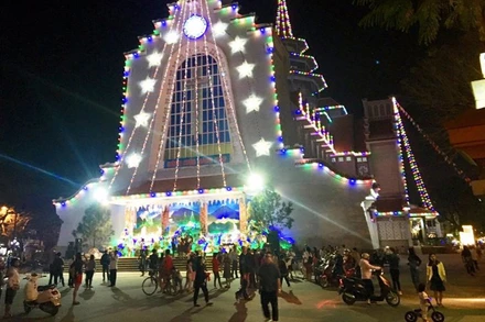 Không khí đêm Giáng sinh tại Nhà thờ Dòng Chúa Cứu Thế - phường Phú Nhuận (TP Huế).