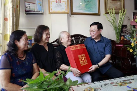 Bí thư Thành ủy Hà Nội thăm và tặng quà cụ Doãn Thị Ngọc Trâm (mẹ liệt sĩ Đặng Thuỳ Trâm). Ảnh: DUY LINH