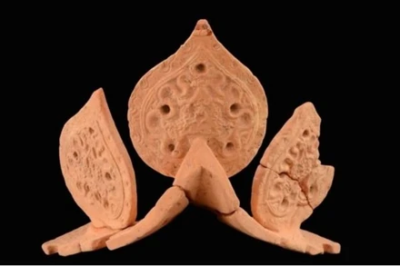 Ngói lợp mái kiến trúc cung điện thời Trần khai quật tại khu khảo cổ học xã Hồng Minh (Hưng Hà, Thái Bình).