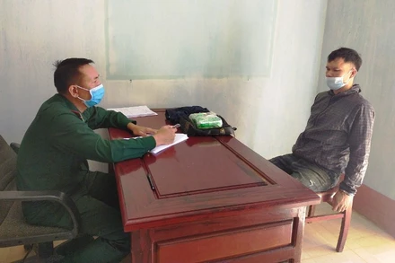 Đối tượng Hoàng Viết Vàng khai tên Nguyễn Văn Hùng khi bị lực lượng chức năng bắt giữ ngày 15-12.