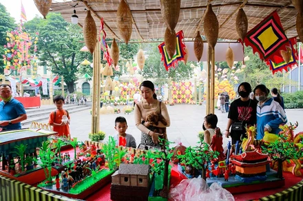 Khách tham quan các gian hàng giới thiệu văn hóa làng nghề tại Lễ hội.