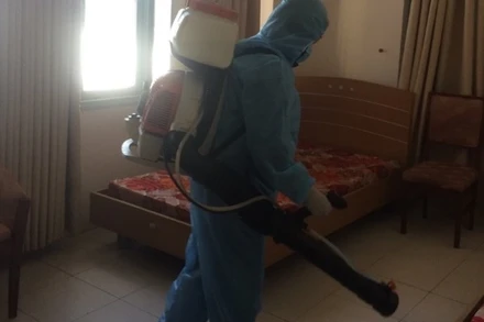 Trung tâm Y tế quận Tân Bình tổ chức phun khử khuẩn tại hai địa điểm cách ly của Vietnam Airlines. (Ảnh: Trung tâm Báo chí TP Hồ Chí Minh).