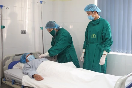Các bác sĩ Bệnh viện đa khoa tỉnh Thanh Hóa chăm sóc bệnh nhân sau phẫu thuật.