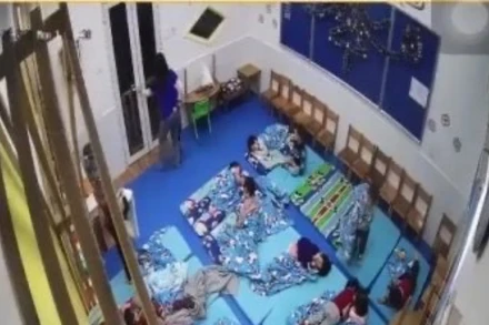 Hình ảnh trích xuất từ camera lớp học cho thấy, bé Đ. bị cô phạt đưa ra khỏi lớp trong khi các bạn khác vẫn được giữ ấm.