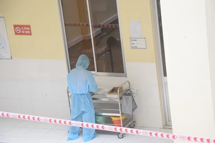 Lực lượng y tế lấy mẫu xét nghiệm bệnh nhân nhiễm Covid-19 tại Bệnh viện Đa khoa Sa Đéc. (Ảnh: Hữu Nghĩa)