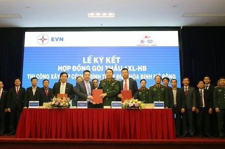 Ký Hợp đồng gói thầu thi công xây lắp Dự án Nhà máy thủy điện Hòa Bình