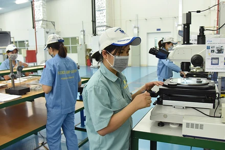 Sản xuất linh kiện cơ khí chính xác tại nhà máy Fujikin, KCN VSIP Bắc Ninh. (Ảnh: Nguyễn Đăng Khoa)