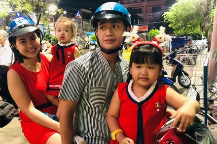 Người dân đến khu vực Giáo xứ Tân Mai, TP Biên Hòa, tỉnh Đồng Nai đón Giáng sinh.