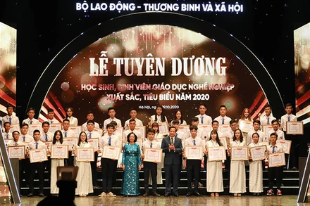 Tuyên dương 130 học sinh, sinh viên của các cơ sở giáo dục nghề nghiệp xuất sắc, tiêu biểu năm 2020 (Ảnh: Anh Nguyễn).