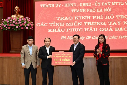 Bí thư Thành uỷ Vương Đình Huệ trao kinh phí hỗ trợ mười tỷ đồng cho tỉnh Thừa Thiên Huế.