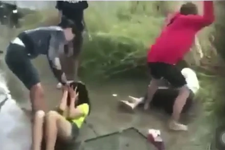 Hai nữ sinh bị hai đối tượng đánh. (Ảnh lấy từ clip)