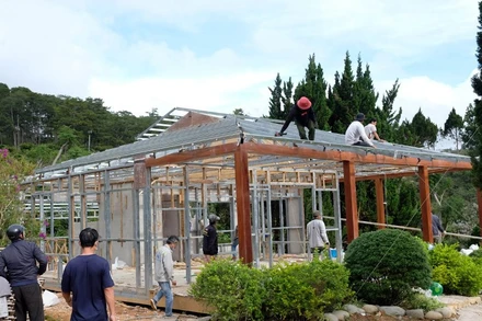 Lực lượng chức năng giải tỏa nhà xây dựng trái phép tại tiểu khu 268.