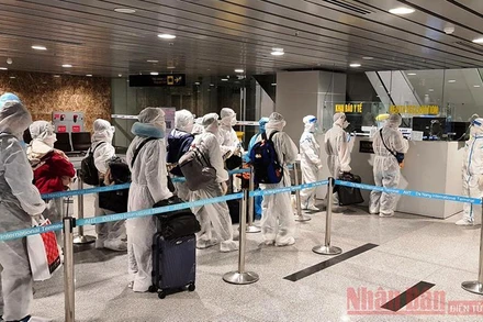 Hành khách nhập cảnh khai báo y tế tại quầy kiểm dịch y tế sân bay Đà Nẵng.