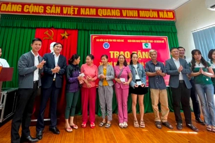 Lãnh đạo UBND tỉnh cùng BHXH và Vietcombank chi nhánh Huế tiến hành trao tặng thẻ BHYT cho bà con gặp hoàn cảnh khó khăn.