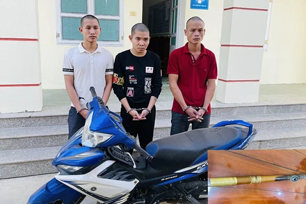 Ba đối tượng bị công an bắt giữ cùng tang vật vụ án.