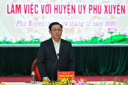 Đồng chí Vương Đình Huệ, Ủy viên Bộ Chính trị, Bí thư Thành ủy Hà Nội phát biểu chỉ đạo tại buổi làm việc. Ảnh: DUY LINH