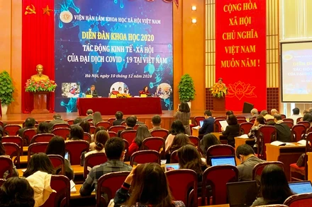Gần 300 đại biểu dự diễn đàn khoa học.