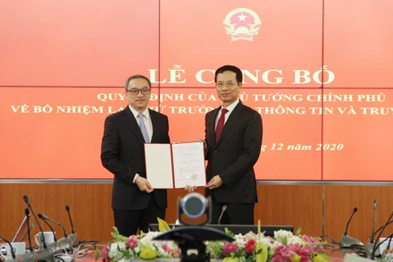 Bộ trưởng TT-TT Nguyễn Mạnh Hùng thừa ủy quyền của Thủ tướng Chính phủ trao Quyết định bổ nhiệm lại cho Thứ trưởng TT-TT Phan Tâm.