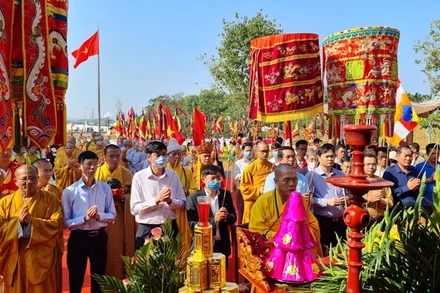 Các đại biểu dự lễ khánh thành chùa Quỳnh Lâm.