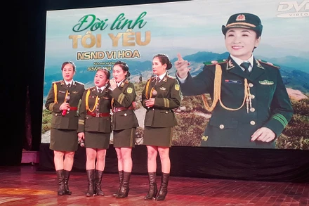 NSND Vi Hoa (thứ hai từ trái sang).