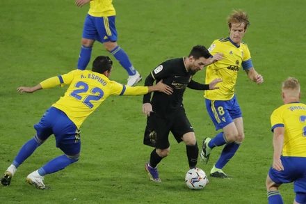 Phong độ kém cỏi của Barca tiếp tục bị phơi bày sau trận thua Cadiz. (Ảnh: Reuters).