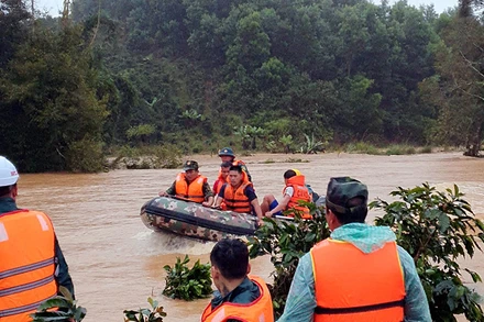 Tổ chức lực lượng tìm kiếm du khách bị lũ cuốn.