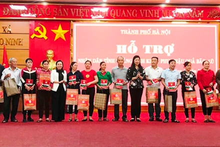 Lãnh đạo TP Hà Nội tặng quà các hộ dân tại xã Bảo Ninh, TP Đồng Hới, tỉnh Quảng Bình.