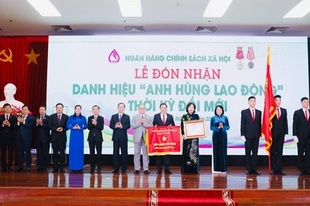 NHCSXH đón nhận danh hiệu Anh hùng lao động thời kỳ đổi mới.