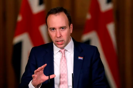 Bộ trưởng Y tế Anh Matt Hancock đã tiết lộ hai trường hợp nhiễm biến thể virus SARS-CoV-2 từ Nam Phi đã được phát hiện từ những người đi du lịch từ Nam Phi trở về Anh trong những tuần gần đây. Ảnh: Getty Images.