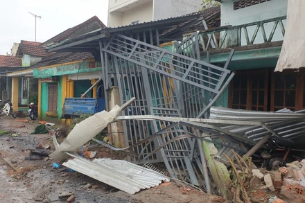 Xe container tông hư hỏng nhiều nhà dân dọc QL 1A.