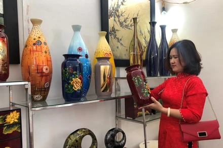 Khách hàng tham quan sản phẩm sơn mài Hạ Thái, một sản phẩm OCOP của huyện Thường Tín, Hà Nội.