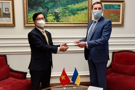 Đại sứ Nguyễn Hồng Thạch trình bản sao Ủy nhiệm thư cho Thứ trưởng Ngoại giao Ukraine Yevheniy Yenin.