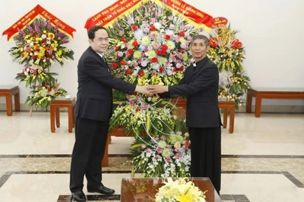 Chủ tịch Ủy ban T.Ư MTTQ Việt Nam Trần Thanh Mẫn tặng hoa và quà chúc mừng Tòa Giám mục Giáo phận Phát Diệm, huyện Kim Sơn, tỉnh Ninh Bình. (Ảnh: Mặt trận Tổ quốc Việt Nam)