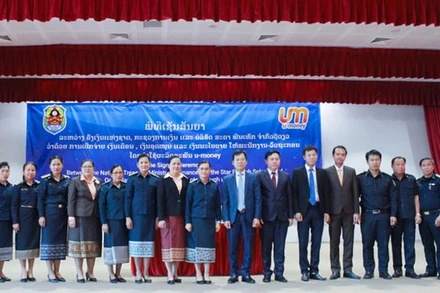 Đại diện Star Telecom cùng cán bộ, nhân viên Ngân hàng CHDCND Lào và Kho bạc Nhà nước Lào tại Lễ ký kết.