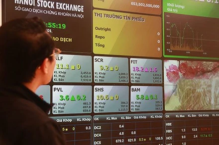 Một phiên đấu thầu TPCP tại HNX.