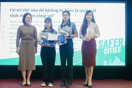 Trao thưởng cho các tác giả đoạt giải Nhất cuộc thi “Phòng, chống quấy rối - Chuẩn thanh niên thời đại mới” (Ảnh: Ban tổ chức).