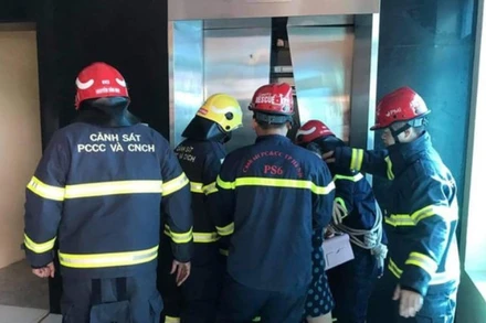 Lực lượng chức năng vào cuộc giải cứu kẹt thang máy tại Đông Anh. (Ảnh: Cơ quan Công an cung cấp)