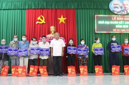 Tỉnh An Giang trao nhà Đại đoàn kết tặng hộ nghèo trước Tết Nguyên đán.