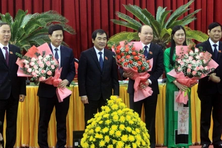 Lãnh đạo tỉnh tặng hoa chúc mừng các đồng chí được bầu vào các chức danh lãnh đạo HĐND và UBND tỉnh Thái Bình.