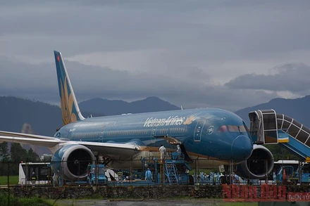 Chuyến bay VN 5090 chở 260 công dân về nước từ Israel hạ cánh an toàn tại sân bay quốc tế Đà Nẵng chiều 23-12.